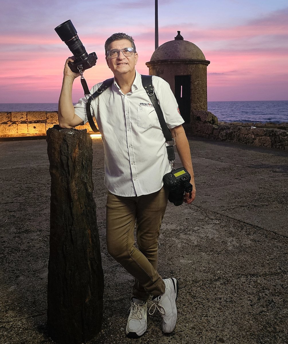 Antonio Florez con su cámara en la muralla de Cartagena al atardecer