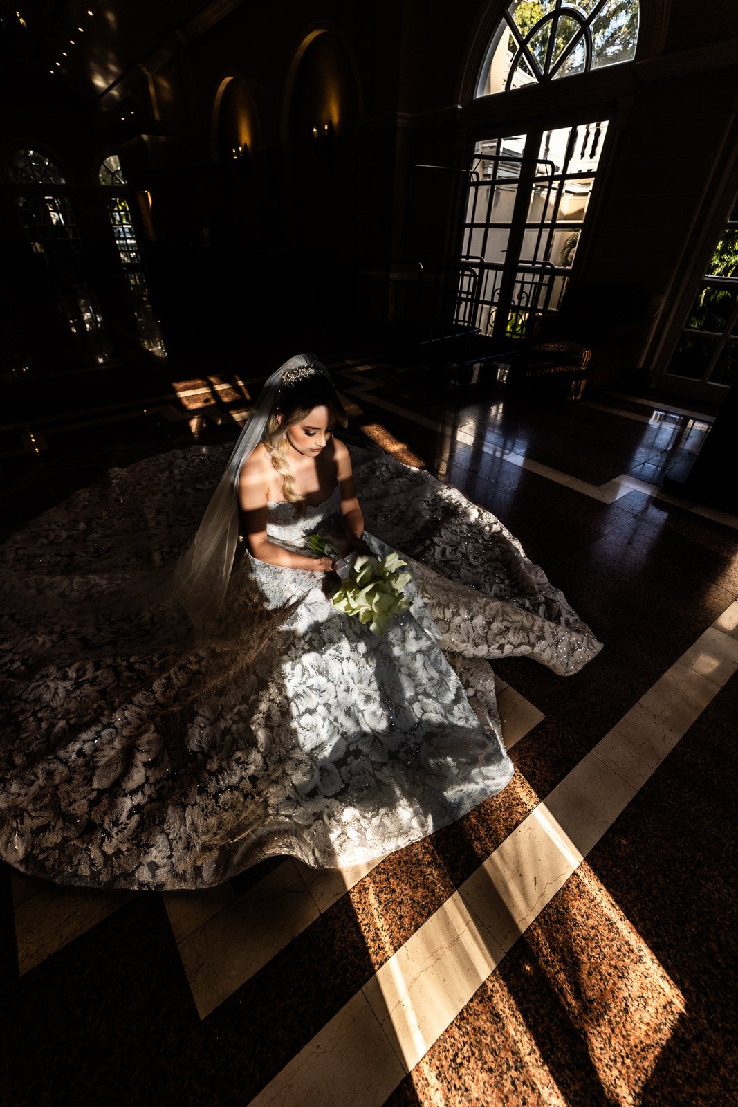 Novia con luz dramática en hotel de Cartagena