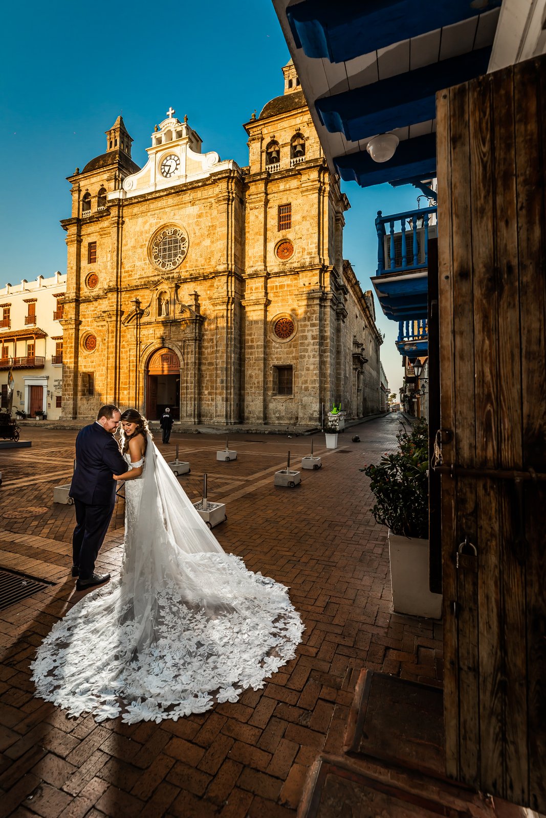 Pareja de novios frente a iglesia de San Pedro Claver en Cartagena