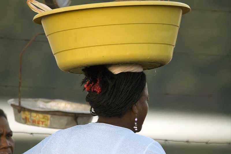 mujer vendiendo pescado en cartagena